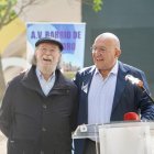 El alcalde de Valladolid, Jesús Julio Carnero, inaugura la plaza de Joaquín Díaz, junto al propio músico y folclorista y miembros de la Asociación de vecinos Barrio de San Isidro.