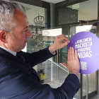 El delegado del Gobierno en Castilla y León, Nicanor Sen, coloca el distintivo que convierte a las dependencias en un espacio seguro para víctimas