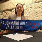 Nerea Patiño con la bufanda del Caja Rural Aula