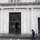 Fachada del Palacio de Justicia, sede de la Audiencia de Valladolid.                      .

El juicio más multitudinario hasta la fecha en la historia judicial vallisoletana por el 'caso de las multiestafas' o la 'Operación Árbol', con hasta 65 encausados asistidos por medio centenar de letrados, obligará a la Audiencia Provincial a trasladar provisionalmente su sala de vistas a la Feria de Valladolid durante la celebración del mismo.

POLITICA CASTILLA Y LEÓN ESPAÑA EUROPA VALLADOLID JUSTICIA