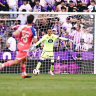 Jordi Masip golpea el balón ante el Espanyol