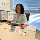 La doctora Páez muestra algunas formas en las que se presenta el fentanilo.