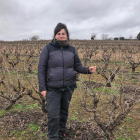 Laura Criado en su viñedo de Villálvaro.