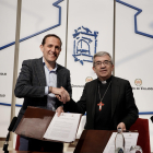 El presidente de la Diputación, Conrado Íscar, y el arzobispo de Valladolid, Luis Argüello, firman el Convenio para la Rehabilitación de Iglesias y Ermitas en la provincia