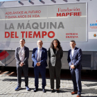 El concejal de Salud Pública y Seguridad Ciudadana, Alberto Cuadrado; la doctora de Fundación Mapfre, Eva Arranz, y el médico de Familia y vicepresidente de la Sociedad Castellana y Leonesa de Medicina de Familia y Comunitaria, Eduardo Lamarca en la presentación de 'La Máquina del Tiempo'