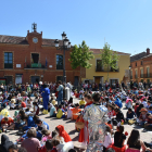 Alumnos de educación infantil y primaria leen en la plaza Mayor de Cigales