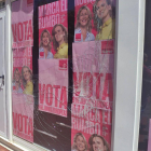 Carteles de Sumar con el cristal roto