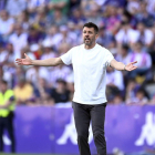 Pezzolano da indicaciones en la banda ante el Villarreal B