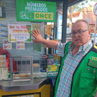 El vendedor de la ONCE Santiago Lorenzo Arranz en su punto de venta de la calle Pelícano, 13.