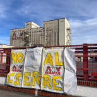 Pancarta colocada en la valla de acceso a la empresa