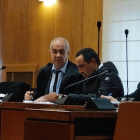 El ya condenado, a la izquierda junto a su letrado, en el banquillo de la Audiencia de Valladolid compartido también por la que fue su pareja sentimental, quien ha quedado absuelta, y la abogada de ésta. -
