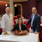 Gerardo, María y Vicente, en el comedor de Las Cabañas