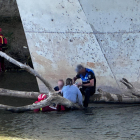 Momento del rescate de la mujer que cayó al Pisuerga en Valladolid