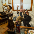 El hospitalero Pablo Aldazábal y la peregrina húngara Kitii Czor, este lunes en el albergue de Puente Duero.