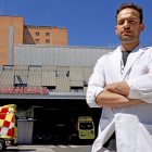 El psicólogo Álvaro Vicente, frente a la fachada del Hospital Clínico de Valladolid