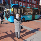 Autobús de la empresa india Switch Mobility en la plaza Mayor de Valladolid