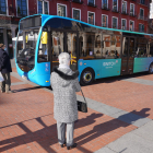 Autobús de la empresa india Switch Mobility en la plaza Mayor de Valladolid