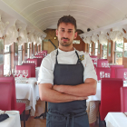 Diego Albornos se formó en los fogones de la Postal de la mano de Joni Barroso. Tras seis años de experiencia, el segoviano ha asumido la dirección culinaria de La Postal.