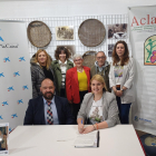 En la imagen los representantes de la Fundación “La Caixa” y la Asociación  Castellano y Leonesa de Ayuda a Familiares y Enfermos de Bulimia y Anorexia  (ACLAFEBA) junto con los organizadores del Calendario Benéfico de Pedrajas de San Esteban tras la ent