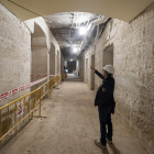 El director del Servicio de Arquitectura del Ayuntamiento, Alberto Martín, muestra los pilares descubiertos en la planta baja.