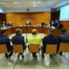 Imagen de archivo de los cuatro empresarios y el guardia civil en un momento del juicio