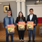 Nadia González, concejala de Turismo de Medina del Campo, presenta el espectáculo acompañada de Aníbal Ruiz y Carlos Aranda como gerentes de Eventos Don Quijote.