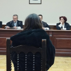 Imagen de la joven que intentó acuchillar a su exnovio durante el juicio