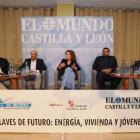 El director de El Mundo de Castilla y León, Pablo Lago, junto a Ricardo Fortuoso, María Pardo, Sergio Walter Martínez Nieto y Gonzalo Jolín, en el Club de Prensa 'Claves del futuro: Energía, Vivienda y Jóvenes’