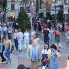 Gente por la calle Santiago