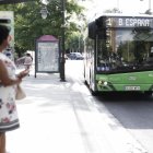 Viajeros esperan un autobús de Auvasa