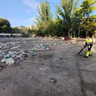 Un empleado del Servicio Municipal de Limpieza recoge la basura de la noche de San Juan.