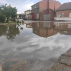 Una de las calles de Fuente el Sol inundada