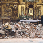 Tareas de desescombro de la Vera Cruz tras el desplome de la cúpula.