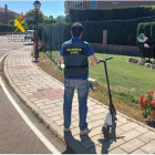 Agentes de la Guardia Civil tras recuperar el patinete