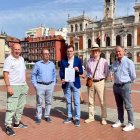 Herrero muestra el documento de petición del pleno junto a varios concejales del PSOE