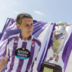 Pepe Moré observa la Copa de la Liga en una imagen promocional en 2023