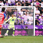 Jordi Masip controla el balón ante el Espanyol en Zorrilla