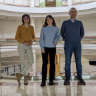 Natalia Crespo, estudiante de la UVa, acompañada de sus tutores Irene Ruano y Guillermo Vega Gorgojo.