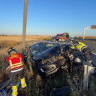 Los Bomberos de la Diputación de Valladolid intervienen en un accidente en la A-62 en Tordesillas (Valladolid), que ha dejado dos heridos, una trasladada al hospital. -