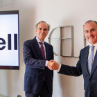 El director general del Banco Sabadell, Pablo Junceda, y el presidente de FELE, Juan María Vallejo, firman un acuerdo para abrir una nueva línea de financiación para proyectos en el provincia