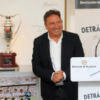 El presidente de la Diputación de Valladolid, Conrado Íscar, y Eusebio Sacristán, patrono fundador de la Fundación que lleva su nombre, presentan la exposición Sueños detrás de un balón, con la que la Fundación Eusebio Sacristán pone fin a los actos de su XX aniversario.