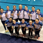 Carmen Valle y Laura López Valle con las nadadoras del Fabio Nelli