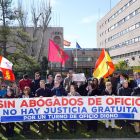 Manifestación de los abogados del turno de oficio frente al Colegio de Abogados de Valladolid, imagen de archivo