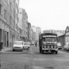 Vista del camino Esperanza, con vehículos aparcados y un camión circulando en los años 70