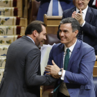 Puente y Sánchez en el debate de investidura de Feijóo.