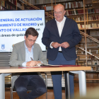 Carnero observa mientras Martínez-Almeida firma el protocolo.