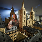 Ángel Rodríguez, en su estudio, posa junto a su maqueta de El Escorial