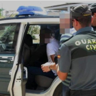 Imagen del momento de la detención del autor del robo en Olmedo.