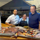 Keury Yanluis jefe de cocina del establecimiento, junto a Rosanna Fernández y Roberto Fernández, gerente del local.