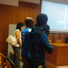 El vidente 'Biciri', como así se hace llamar en Internet el ciudadano de origen guineano L.M, ha sido condenado a veintiún meses de cárcel por un delito continuado de estafa cometido sobre una vecina de Valladolid a la que 'sacó' 26.000 euros por realizar un ritual cuyo propósito era salvar el matrimonio de la víctima.
El vidente 'Biciri', en primer plano, junto con los otros dos implicados en la estafa, durante la vista de conformidad celebrada este lunes en el Juzgado de lo Penal 2 de Valladolid